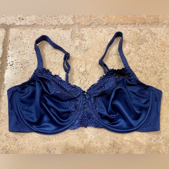 Vintage blue satin Triumph bra 42C - Picture 4 of 9